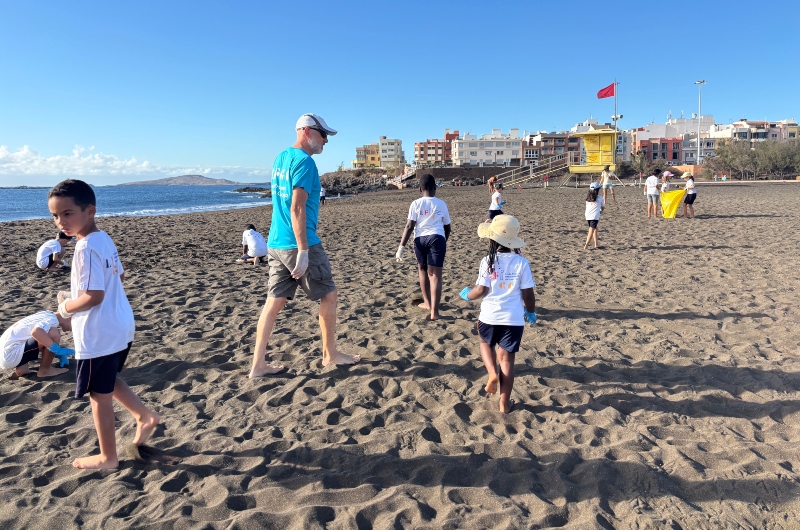 Los alumnos del Liceo Francés de Gran Canaria se unen al `World Clean Up Day´ limpiando las playas de Telde 