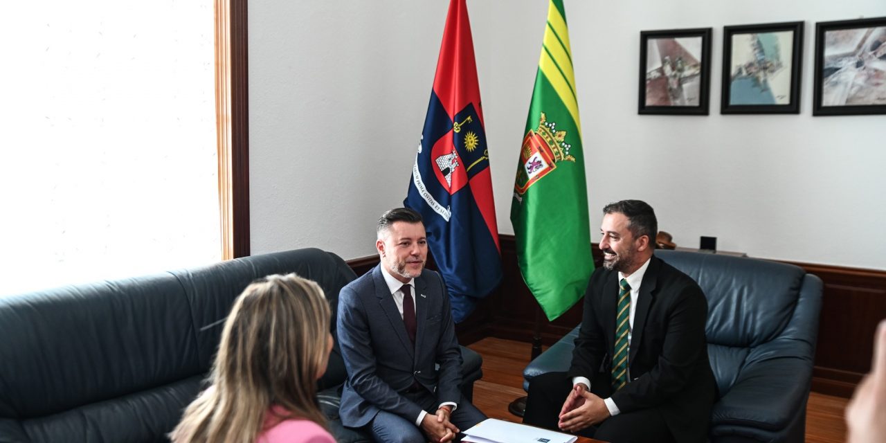 Las banderas no son elementos decorativos, son símbolos: Ridículo institucional de Telde en la visita del Vicepresidente segundo y consejero de Presidencia del Cabildo de Gran Canaria