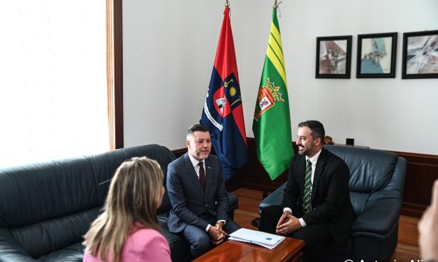 Las banderas no son elementos decorativos, son símbolos: Ridículo institucional de Telde en la visita del Vicepresidente segundo y consejero de Presidencia del Cabildo de Gran Canaria