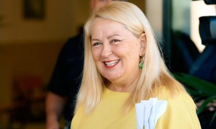 La responsable del Gabinete de Alcaldía y Protocolo de Telde Victoria Sabroso, no se ausenta del Pleno mientras se trata su compatibilidad