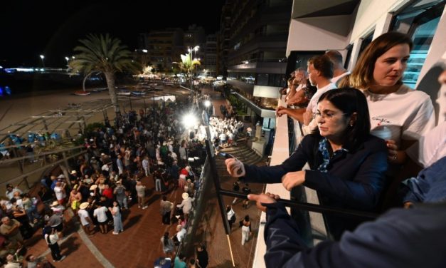 La alcaldesa lanza el volador que da inicio al tradicional Chapuzón de La Naval en la playa de Las Canteras