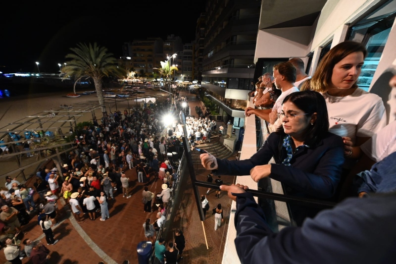 La alcaldesa lanza el volador que da inicio al tradicional Chapuzón de La Naval en la playa de Las Canteras