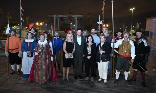 Las Fiestas de La Naval reviven la histórica defensa del Castillo de La Luz con un espectáculo pirotécnico renovado