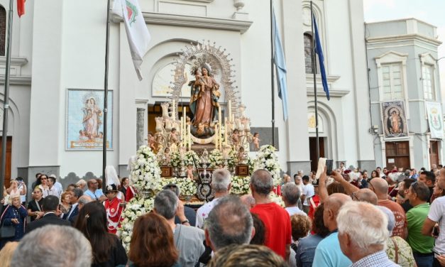 Las Fiestas de La Naval encaran su tramo final tras un fin de semana con romería, procesión y fuegos artificiales en Las Canteras