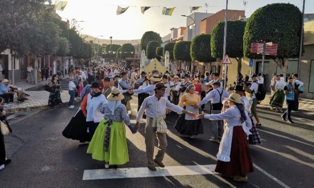 El folclore y la tradición toman las calles del casco de Agüimes por la Romería del Rosario