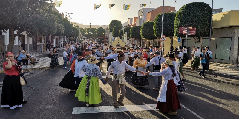 El folclore y la tradición toman las calles del casco de Agüimes por la Romería del Rosario
