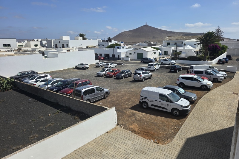 El Ayuntamiento de San Bartolomé de Lanzarote acondiciona y mejora la parcela de la calle Párroco San Martín destinada para estacionamiento 