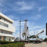 La Concejalía de Alumbrado de Telde monta un árbol de Navidad de 12 metros en las oficinas municipales