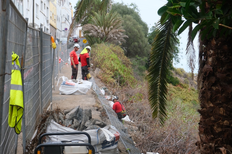 El Ayuntamiento de Las Palmas refuerza 120 metros de muro en la calle El Salvial del barrio de Tenoya