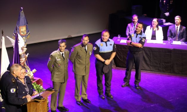 La Policía Local de La Laguna condecora a militares del Mando de Canarias
