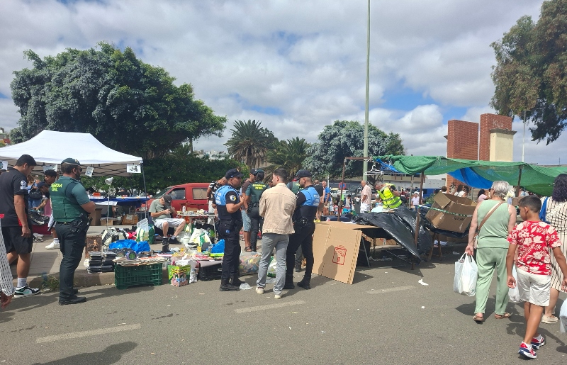 La Guardia Civil realiza una intervención con el apoyo de la Policía Local de Telde en el Mercadillo de Jinámar