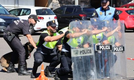 Una treintena de agentes actualizan su formación en el uso de medios defensivos 