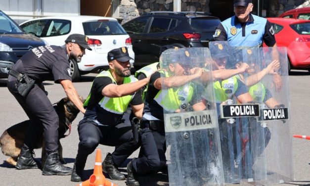 Una treintena de agentes actualizan su formación en el uso de medios defensivos 