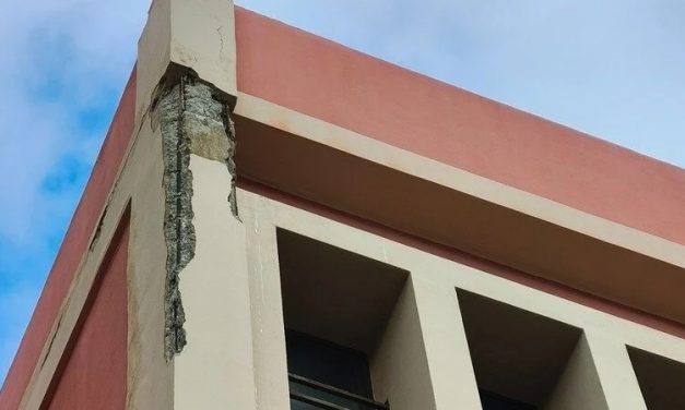 Niños en peligro inminente en Telde por la caída constante de cascotes en el CEIP Saulo Torón