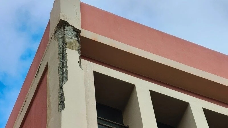 Niños en peligro inminente en Telde por la caída constante de cascotes en el CEIP Saulo Torón