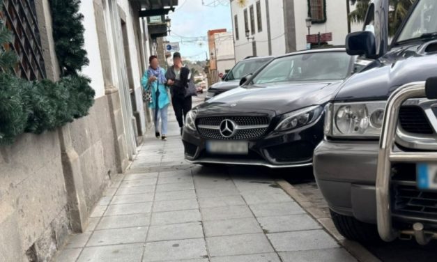 El concejal de Urbanismo de Telde aparca el coche sobre la acera
