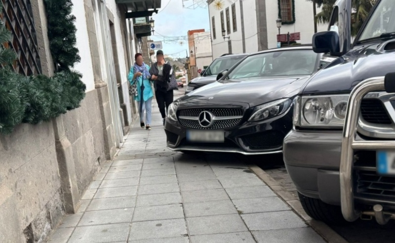 El concejal de Urbanismo de Telde aparca el coche sobre la acera