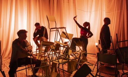 El Teatro Pérez Galdós estrena el montaje escénico ‘DES.- (desestructurados)’, un retrato abrasivo y crudo de las derivas adolescentes