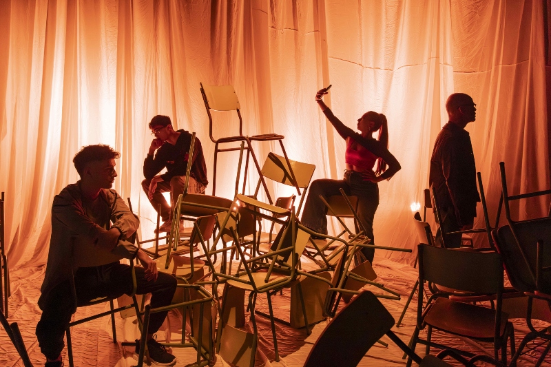 El Teatro Pérez Galdós estrena el montaje escénico ‘DES.- (desestructurados)’, un retrato abrasivo y crudo de las derivas adolescentes