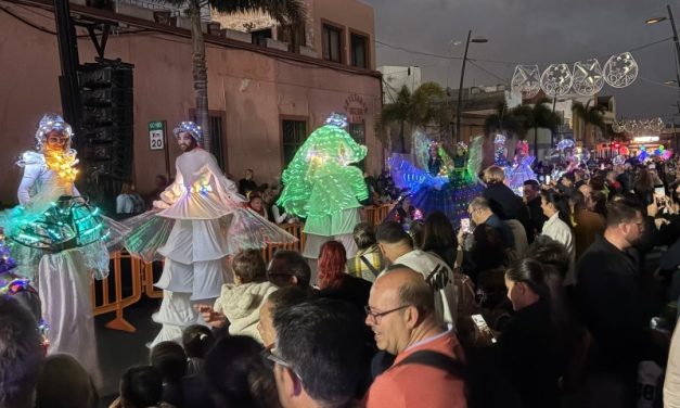 Una explosión de luz y fantasía marca la llegada de la Navidad en la Villa de Ingenio