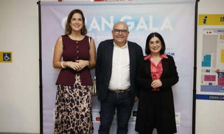 La alcaldesa de Las Palmas asiste a la octava Gala Pequeño Valiente en apoyo a la lucha contra el cáncer infantil