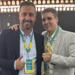 Juan Antonio Peña «oye voces» y el Dúo Dinámico le hace los coros