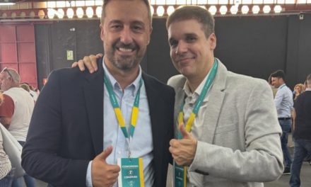 Juan Antonio Peña «oye voces» y el Dúo Dinámico le hace los coros