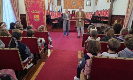 El Ayuntamiento de La Laguna acerca el funcionamiento municipal al alumnado de Primaria con una visita educativa al Consistorio