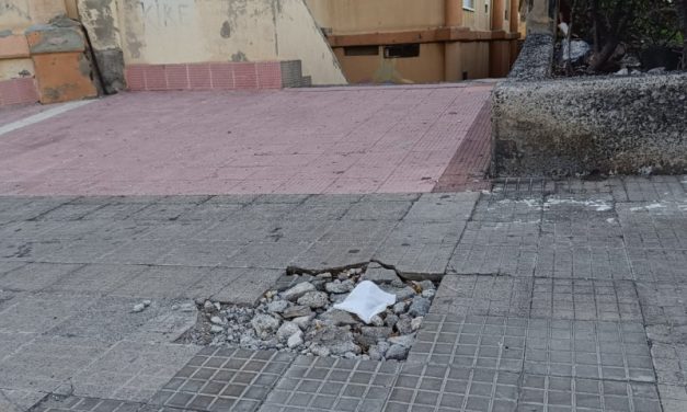 Dos meses lleva  una tubería  rota en la calle Fernando Sagaseta del Valle de Jinámar sin que el Servicio de Averías de Aguas de Telde proceda a repararla