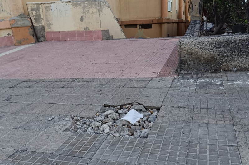 Dos meses lleva  una tubería  rota en la calle Fernando Sagaseta del Valle de Jinámar sin que el Servicio de Averías de Aguas de Telde proceda a repararla