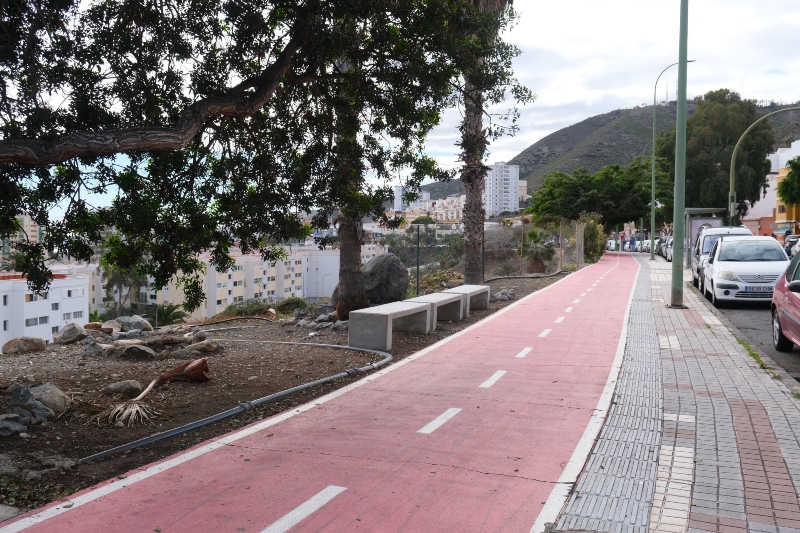 El Ayuntamiento de Las Palmas  instala 17 nuevos bancos y mejora la seguridad peatonal en el Paseo de San José