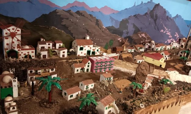 El barrio teldense de  San José de Las Longueras luce con urgullo su tradicional Belén artesanal obra del vecino Alberto Verona