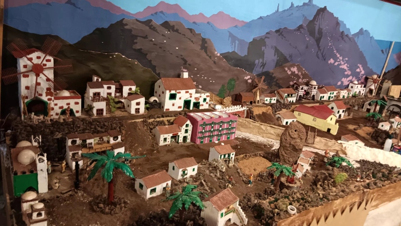 El barrio teldense de  San José de Las Longueras luce con urgullo su tradicional Belén artesanal obra del vecino Alberto Verona