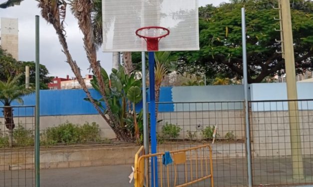 Parques y Jardines de Telde renueva las canastas de las canchas del Parque de San Gregorio