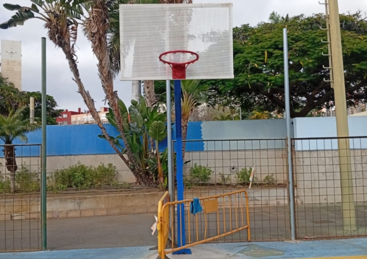 Parques y Jardines de Telde renueva las canastas de las canchas del Parque de San Gregorio