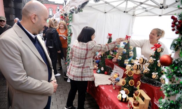 Carolina Darias visita el mercadillo navideño del Mercado de Vegueta