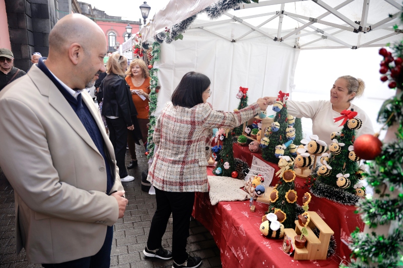 Carolina Darias visita el mercadillo navideño del Mercado de Vegueta