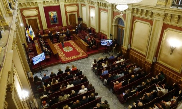 Santa Cruz entrega las Medallas al Mérito a 78 trabajadores del Ayuntamiento capitalino