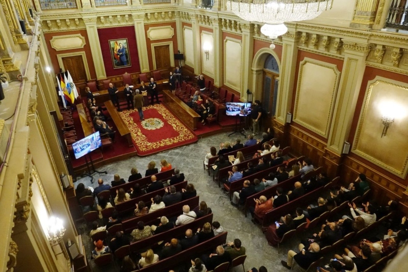 Santa Cruz entrega las Medallas al Mérito a 78 trabajadores del Ayuntamiento capitalino