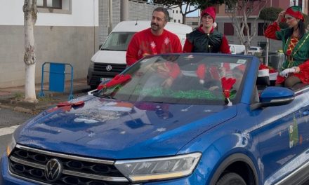 El alcalde de Telde hace por tercer año consecutivo el “tolete” infringiendo las normas de circulación en la cabalgata de Papá Noel