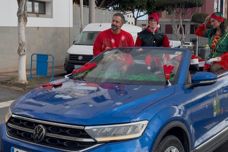 El alcalde de Telde hace por tercer año consecutivo el “tolete” infringiendo las normas de circulación en la cabalgata de Papá Noel