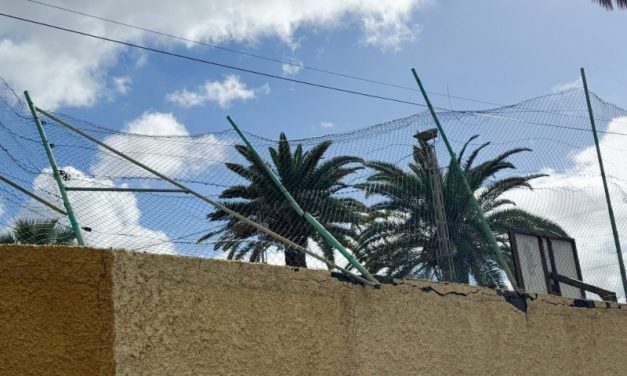 El desprendimiento del vallado perimetral de la cancha de Caserones Bajos pone en peligro la seguridad de cientos de niños