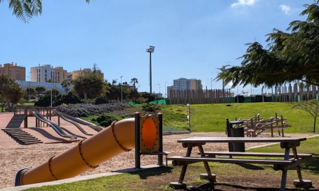 El Ayuntamiento de Las Palmas  instala nuevos merenderos en la ciudad y un tobogán tubular en La Ballena