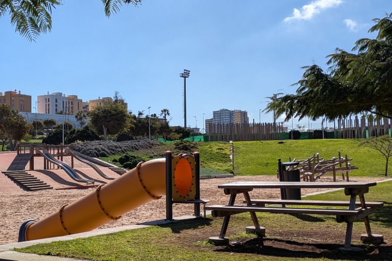 El Ayuntamiento de Las Palmas  instala nuevos merenderos en la ciudad y un tobogán tubular en La Ballena