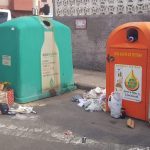 Los contenedores de papel y aceite usado rebosan en la entrada de  La Garita (Telde)