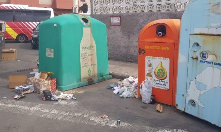 Los contenedores de papel y aceite usado rebosan en la entrada de  La Garita (Telde)