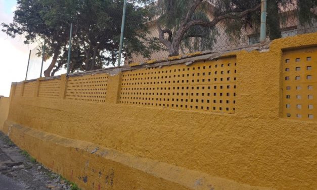 Se derrumba otra parte del muro del CEIP Amelia Vega de Monzón de Telde mientras el Alcalde se divierte en las cabalgatas de Reyes y Papá Noel sin hacer nada