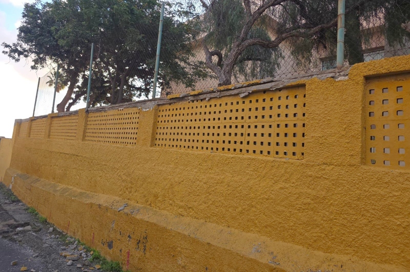 Se derrumba otra parte del muro del CEIP Amelia Vega de Monzón de Telde mientras el Alcalde se divierte en las cabalgatas de Reyes y Papá Noel sin hacer nada