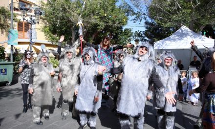 Una multitud de mascaritas toma las calles del casco de Agüimes en un Carnaval de Día lleno de color y diversión