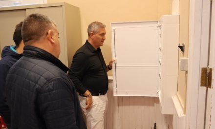 Servicios Municipales ejecuta mejoras en la iluminación de dependencias municipales de La Laguna